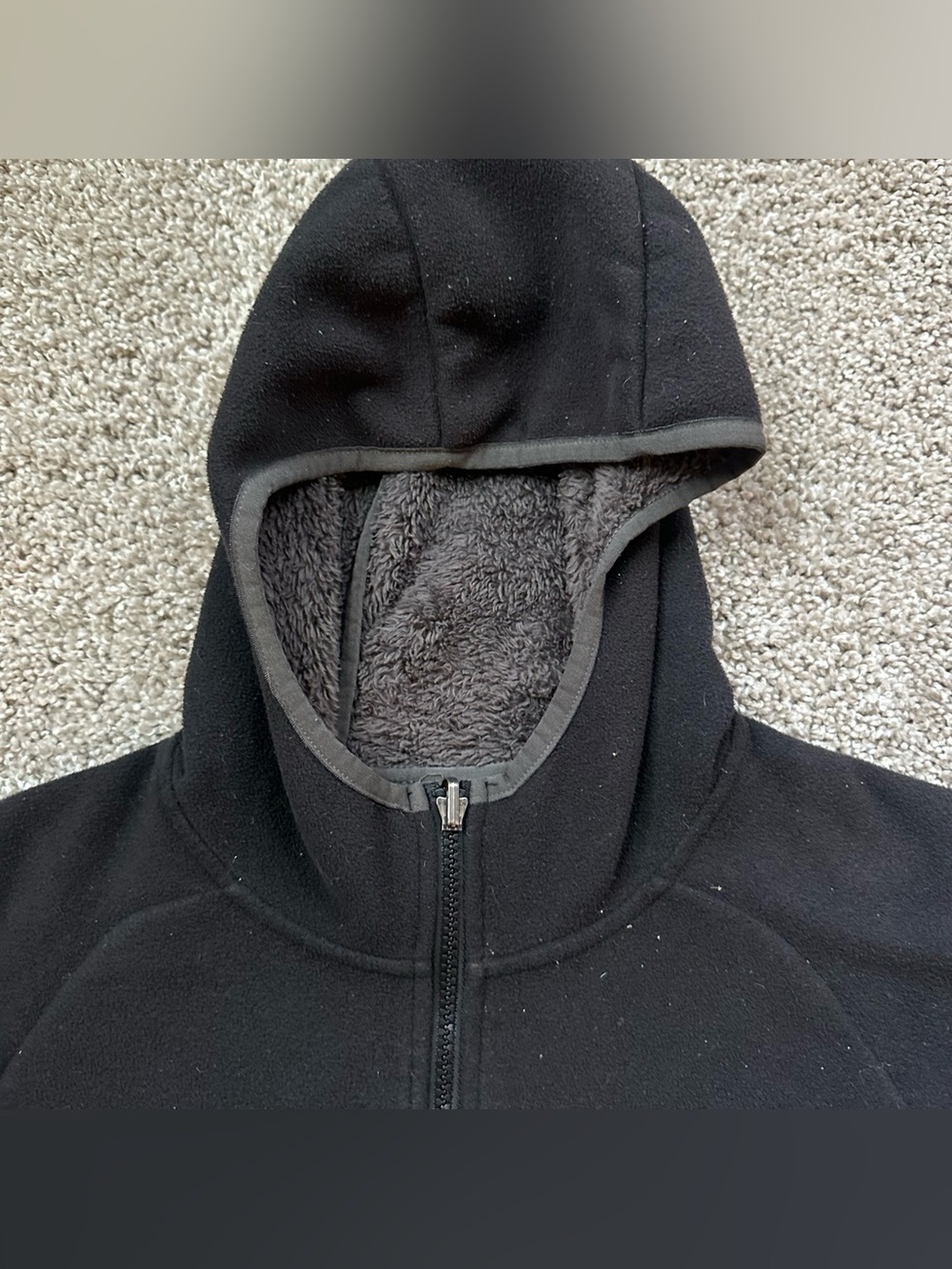 The North Face Black Hooded Fleece Jacket with Contrast Chest Pocket 452 - Picture 3 of 8